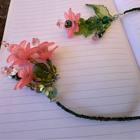 Hand Crafted - Acrylic and Glass Beaded Floral Bookmark - NEW - Picture 4 of 8